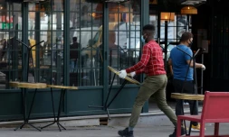 Un restaurant parisien réorganise sa terrasse le 10 mai 2021