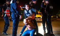 La police marocaine arrête un homme refusant d'obtempérer aux mesures de confinement, le 21 mars 2020 à Casablanca