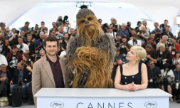 Alden Ehrenreich, Chewbacca et Emilia Clarke posent à Cannes lors d'un photocall pour le film "Solo", le 15 mai 2018