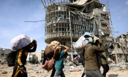Des déplacés palestiniens avec leurs effets personnels retournent chez eux à Rafah, dans le sud de la bande de Gaza, au milieu des destructions, le 19 janvier 2025