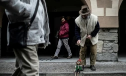 Mario Collino, créateur de jouets d'antan, dans une rue de Busca, le 16 décembre 2018 en Italie