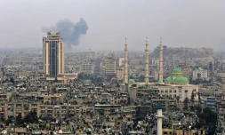 De la fumée s'élève au-dessus d'un quartier rebelle d'Alep-est après des bombardements de l'armée syrienne, le 5 décembre 2016