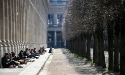 Des personnes prennent le soleil au Palais Royal le 20 mars 2021