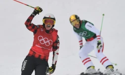 La canadienne Kelsey Serwa (L) passe la ligne d'arrivée devant sa compatriote Brittany Phelan (D) en skicross aux JO de Pyeongchang le 23 février 2018