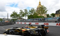 Jean-Eric Vergne au volant de sa monoplace passe devant les Invalides, lors des essais du ePrix de Paris, le 28 avril 2018 
