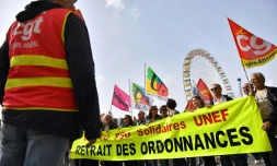 Uen banderole demande le "retrait des ordonnances" lors de la manifestation à Nantes le 12 septembre 2017