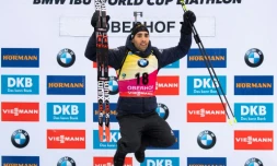 Martin Fourcade sur la 1re marche du podium en gagnant le sprint 10 km d'Oberhof (Allemagne), le 5 janvier 2018