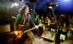 Le Japonais Kazuhiro Sekino sur scène avec son groupe "Boxi rocks" le 1er septembre 2015 à Tokyo