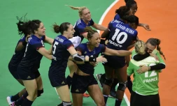 La joie des handballeuses françaises aprÚs leur victoire face à l'Espagne en quart de finale des JO, le 16 août 2016 à Rio