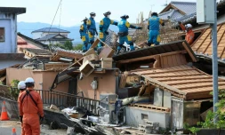 Des équipes de secours interviennent sur le site d’une maison endommagée lors du séisme du 28 juillet, à Yatsushiro, dans la préfecture de Kumamoto, Japon, le 30 juillet 2026