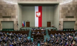 Le Premier ministre Donald Tusk (centre) s'adresse aux membres du Parlement polonais, le 12 décembre 2023 à Varsovie