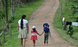 Francia Giraldo, une femme autochtone embera chami et dirigeante communautaire, marche avec ses petites-filles dans une réserve de Pueblo Rico, en Colombie, le 9 avril 2026