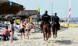 La police montée tunisienne sur la plage de Hammamet, le 18 juin 2016