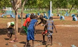 Des enfants, qui sont arrivés du Soudan du Sud sans parents, jouent dans le camp de réfugiés de Nguenyyiel à Gambela, dans l'ouest de l'Ethiopie, le 21 juin 2017