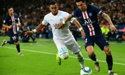 Le Marseillais Dimitri Payet (g) à la lutte avec l'Argentin du PSG Angel Di Maria, le 27 octobre 2019 au Parc des Princes