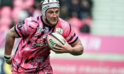 Le troisiÚme ligne sud-africain du Stade Français Hendré Stassen s'échappe avec le ballon lors du match contre Castres en Top 14 au stade Jean-Bouin, le 23 mars 2019