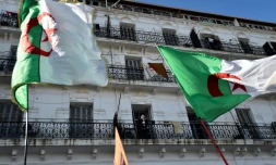 Des drapeaux algériens flottent au vent lors d'un rassemblement contre le pouvoir, le 6 décembre 2019 à Alger