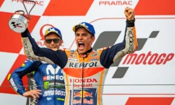 La joie sur le podium de l'Espagnol Marc Marquez (Honda) après avoir remporté le GP d'Allemagne sur le  Sachsenring, le 15 juillet 2018