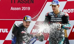 L'Espagnol Maverick Vinales (g), vainqueur du GP des Pays-Bas, sabre le champagne au cÎté du Français Fabio Quartararo, 3e, sur le circuit d'Assen, le 30 juin 2019