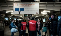 Des passagers s'informent auprÚs d'employés de la SNCF en gare de Lyon Part-Dieu au début de la "grÚve perlée" dans l'entreprise, le 2 avril 2018