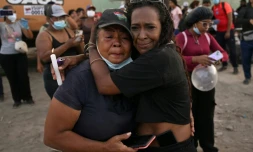 Des proches de victimes des séismes au Venezuela se rassemblent prÚs de l'immeuble OPP de Caraballeda, le 24 juillet 2026