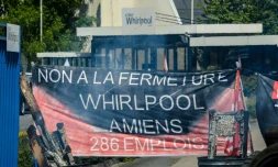 Une banderole contre la fermeture de Whirlpool déployée devant l'usine d'Amiens, le 25 avril 2017