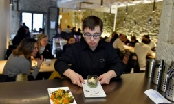 Un serveur trisomique dans un restaurant à Nantes, dans l'ouest de la France, le 9 février 2017
