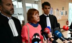 Gisèle Pelicot (c), entourée par ses avocats Antoine Camus (g) et Stéphane Babonneau, fait une déclaration à la presse au tribunal d'Avignon, le 16 septembre 2024 dans le Vaucluse