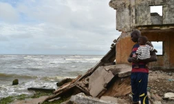 Un homme devant les ruines de la sous-préfecture sur le rivage de de la lagune de Grand-Lahou, le 15 octobre 2015 en Côte d'Ivoire