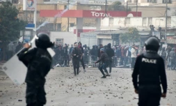 heurts entre des manifestants contre la vie chère et forces de police à Tebourba, ouest de Tunis le 9 janvier 2018