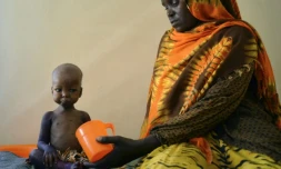 Un enfant souffrant de malnutrition nourri par sa mère à l'hôpital de Baidora, le 15 mars 2017