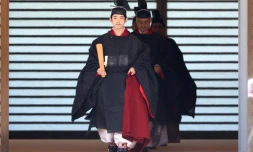 Le prince Hisahito du 
Japon, fils du prince héritier Akishino, vêtu d'un costume traditionnel, part pour une cérémonie de passage à l'âge adulte au palais impérial de Tokyo, le 6 septembre 2025