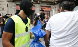 Un policier catalan tient un sac de prélèvements lié aux attaques terroristes mortelles de Barcelone et de la station balnéaire de Cambrils, à Ripoll le 18 août 2017