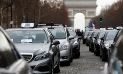 Des taxis en grève manifestent à Paris, le 26 janvier 2016