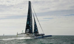 Le trimaran de la classe Ultim d'Armel Le Cleac'h, Banque Populaire IX, quittant la cité malouine, le 4 novembre 2018 pour la course la Route du Rhum
