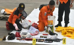 Les secours indonésiens déposent des objets retrouvés près du lieu de l'accident de l'avion de Lion Air, au port de Jakarta, le 30 octobre 2018