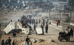 Des Palestiniens marchent le long de la route côtière dans le centre de la bande de Gaza en direction de la ville de Gaza, dans le nord, le 11 octobre 2025