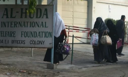 Des étudiantes arrivent à l'institut Al-Huda à Multan au Pakistan, le 7 décembre 2015