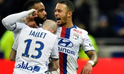 Alexandre Lacazette fête avec, Christophe Jallet et Memphis Depay, son penalty réussi pour Lyon face à Dijon, le 19 février 2017 au Parc OL