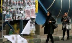 Des Iraniennes circulant dans une rue de Téhéran devant des affiches électorales le 19 février 2020