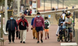 Des personnes se promĂšnent le long de la plage Ă Capbreton le 22 mai 2020
