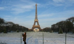Le Champ de Mars, au pied de la Tour Eiffel, recouvert de neige, le 18 janvier 2024 Ă Paris