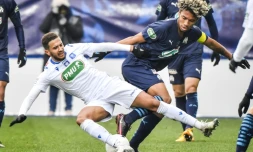 Le défenseur de Marseille Boubacar Kamara (d) à la lutte avec le milieu d'Auxerre Axel Ngando en Coupe de France, le 10 février 2021 à Auxerre