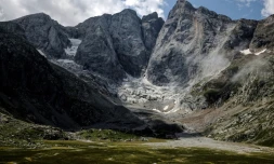 Le glacier des Oulettes de Gaube, dans le massif du Vignemale, dans les Hautes-Pyrénées, le 21 juillet 2023