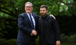 Le Premier ministre britannique Keir Starmer () et le président ukrainien Volodymyr Zelensky lors d'une rencontre au 10 Downing Street, le 23 juin 2025 à Londres