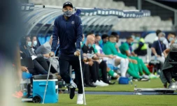 Kylian Mbappé regarde, blessé, la finale de Coupe de France entre le Paris SG et Saint-Etienne, le 24 juillet 2020 au Stade de France