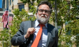 Arturo Bejar, ancien ingénieur de Meta, quitte le tribunal fédéral d'Oakland en Californie après son témoignage dans le procès de Meta, le 19 août 2026