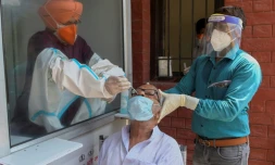 Les autorités sanitaires recueillent un échantillon d?écouvillon nasal d?un indien dans un hÎpital civil à Amritsar le 24 août 2020