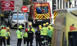 Des policiers et secouristes près du site d'un bâtiment effondré à Madrid, le 7 octobre 2025 en Espagne