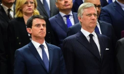 Le Premier ministre français Manuel Valls (g) et le roi Philippe de Belgique (d) lors de la minute de silence à la Commission européenne le 23 mars 2016 à Bruxelles